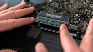 ремонт на изгоряла дънна платка на MacBook